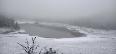 翠峰湖下冰霰  一片白茫茫的湖景好夢幻